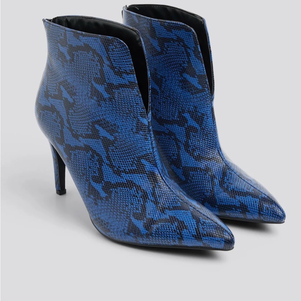 Fashion to Figure Talisa Blue Snakeskin Ankle Boots Size 10W